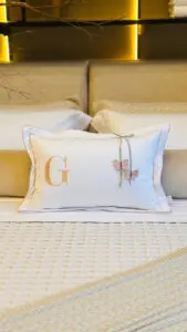 Almofada Personalizada Branca e Dourada com Borboleta