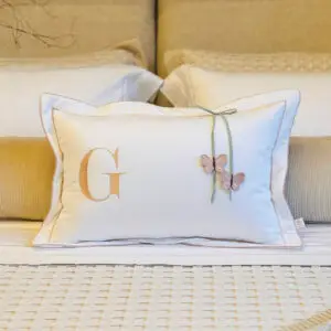 Almofada Personalizada Branca e Dourada com Borboleta